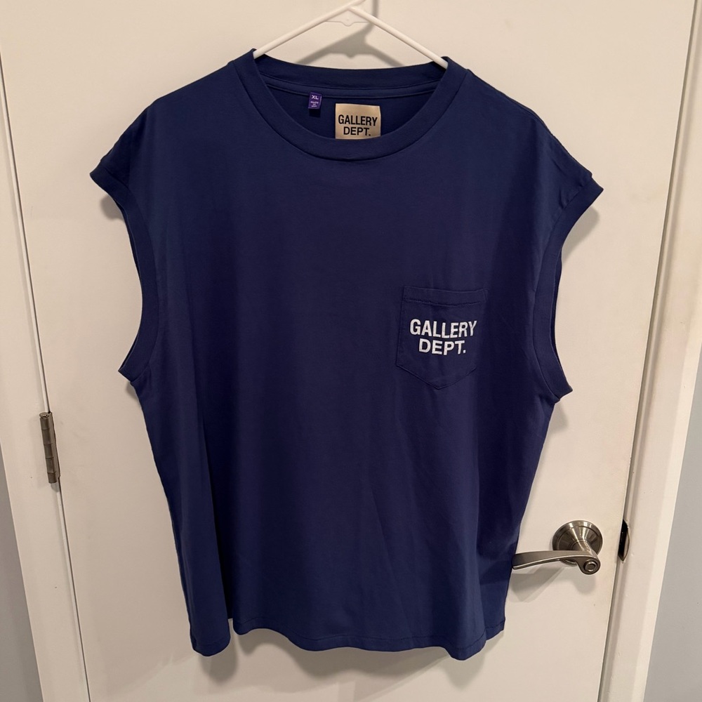 Gallery Detp. men’s navy cut off T-shirt size XL but fits like a Large